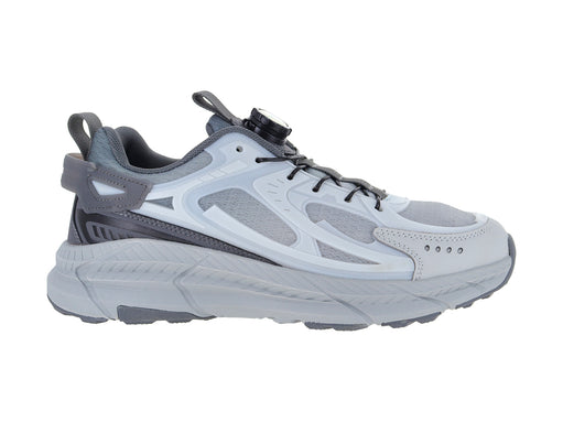 Tenis deportivos ATOK en color gris con detalles blancos y negros, diseño moderno con sistema de ajuste rápido.