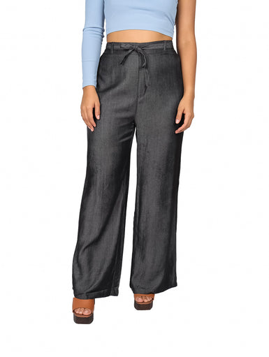 Pantalón negro de pierna ancha con lazo ajustable en la cintura, estilo casual.