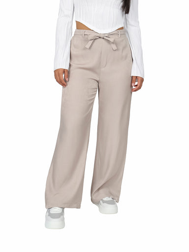 Pantalón ancho color beige para mujer con lazo decorativo en la cintura y talle alto.