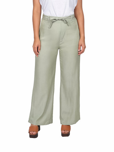 Mujer vistiendo pantalón color verde oliva de pierna ancha con cinturón ajustable en la cintura.