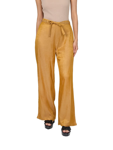 Mujer vistiendo pantalón color camel de pierna ancha con cinturón ajustable en la cintura.