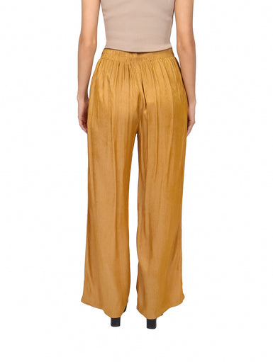 Mujer vistiendo pantalón color camel de pierna ancha con cinturón ajustable en la cintura.