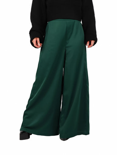 Pantalón fluido de color verde botella con corte campana y talle alto.