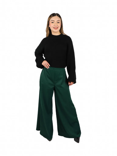 Pantalón fluido de color verde botella con corte campana y talle alto.