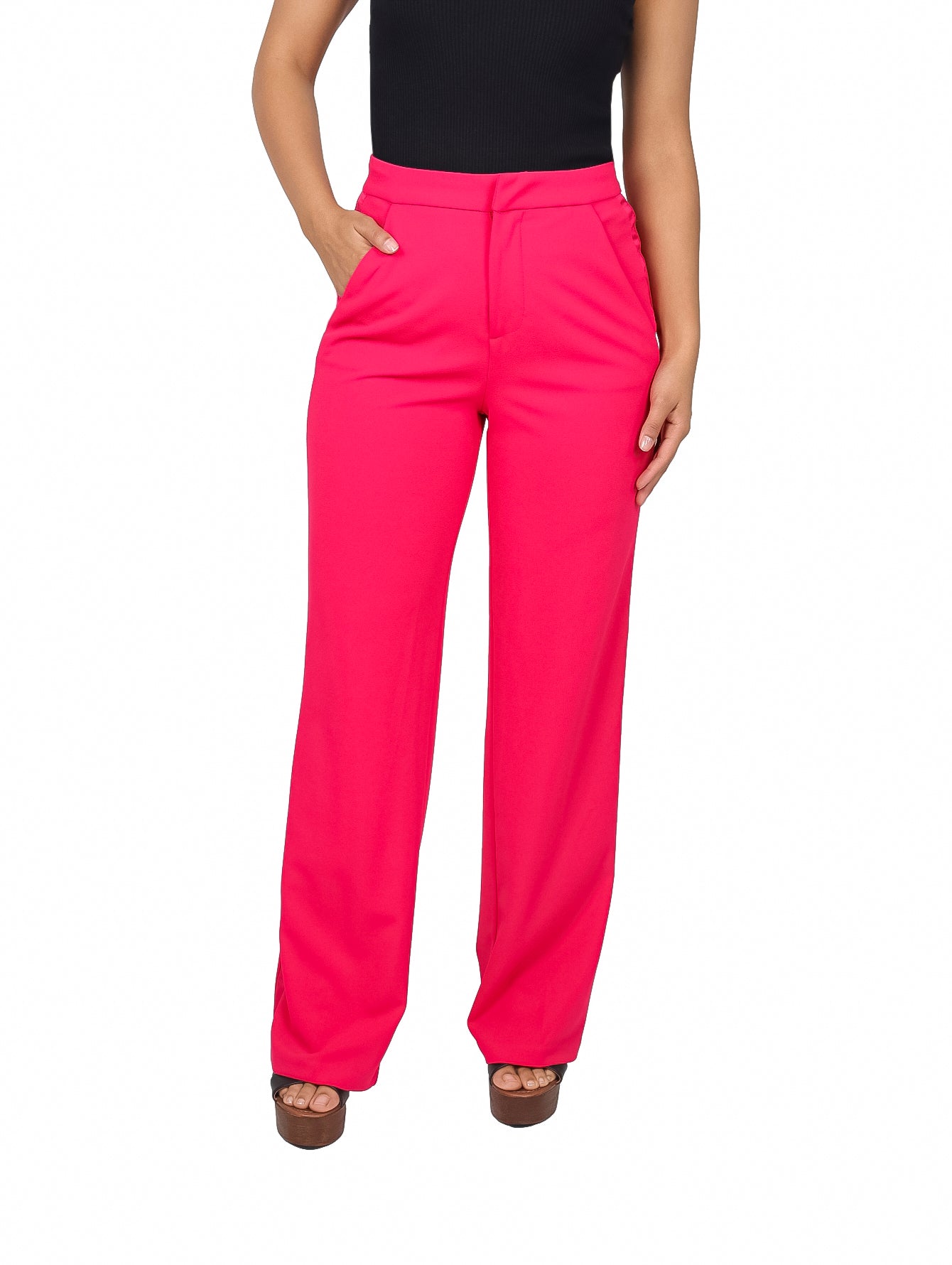 Mujer vistiendo un pantalón ancho de color fucsia con talle alto y bolsillos laterales.