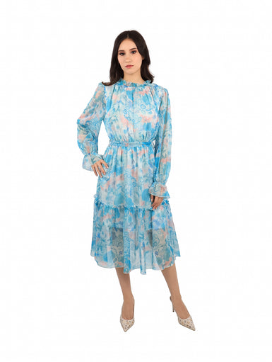 Mujer vistiendo un vestido midi de gasa color azul con estampado floral, mangas largas y cintura elástica.