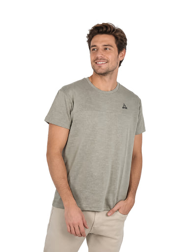 Hombre vistiendo una camiseta básica de manga corta color verde con textura y cuello redondo.