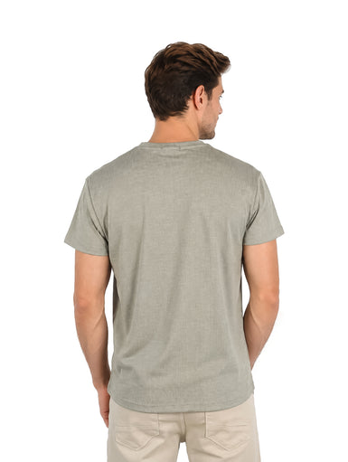 Hombre vistiendo una camiseta básica de manga corta color verde con textura y cuello redondo.