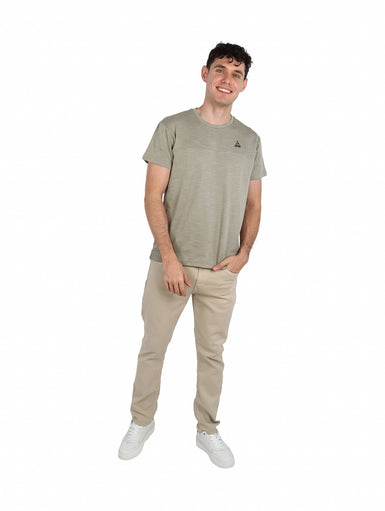 Hombre vistiendo una camiseta básica de manga corta color verde con textura y cuello redondo.