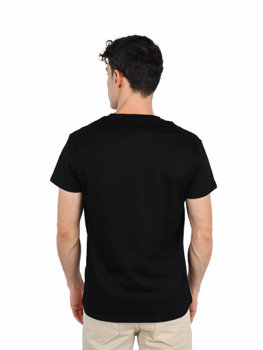 Hombre vistiendo una camiseta básica de manga corta color negro con un pequeño logo blanco en el pecho.