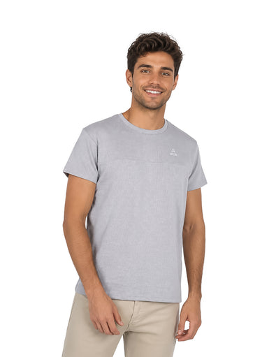 Hombre vistiendo una camiseta básica de color gris con textura y cuello redondo de la marca ATOK.