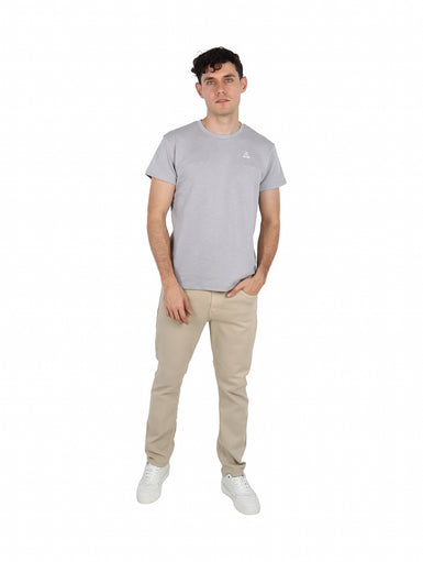 Hombre vistiendo una camiseta básica de color gris con textura y cuello redondo de la marca ATOK.