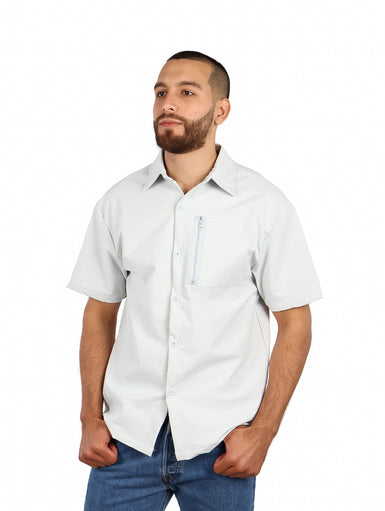 Hombre vistiendo camisa de manga corta color gris claro con bolsillo superior con cierre zipper.