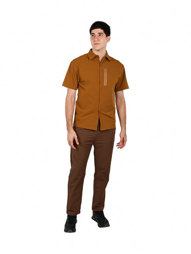 Hombre vistiendo camisa casual color café de manga corta con un bolsillo superior con cierre zipper.