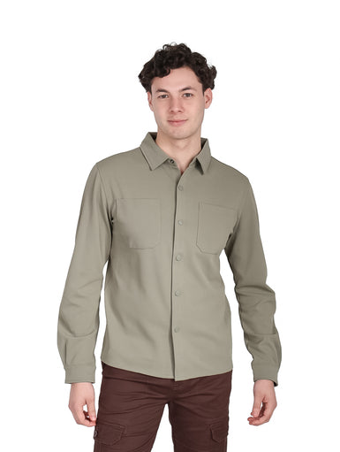 Hombre vistiendo una camisa casual de color verde con manga larga y dos bolsillos frontales.