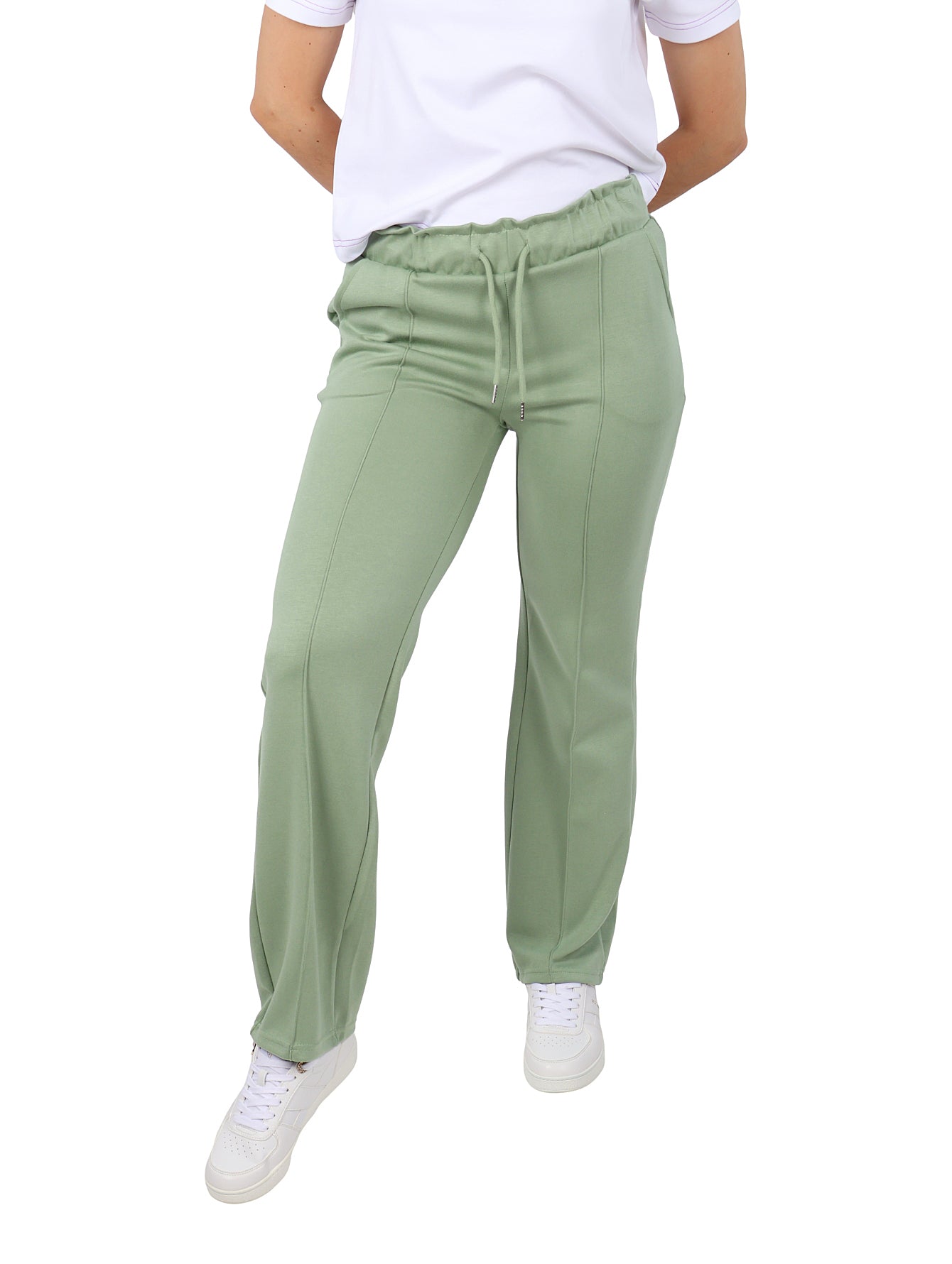 Pantalón color verde claro con cintura elástica y jareta, de corte recto.