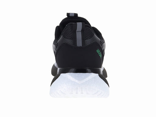 Tenis de baloncesto marca ATOK en color negro con detalles blancos y suela blanca.