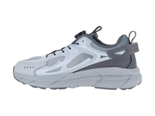 Tenis deportivos ATOK en color gris con detalles blancos y negros, diseño moderno con sistema de ajuste rápido.
