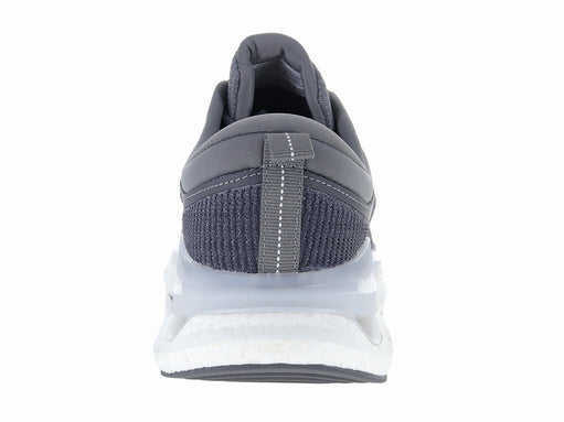 Tenis deportivos de color gris con suela blanca y tejido transpirable de malla.