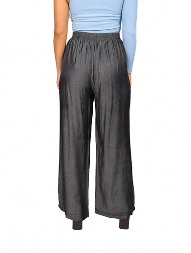 Pantalón negro de pierna ancha con lazo ajustable en la cintura, estilo casual.