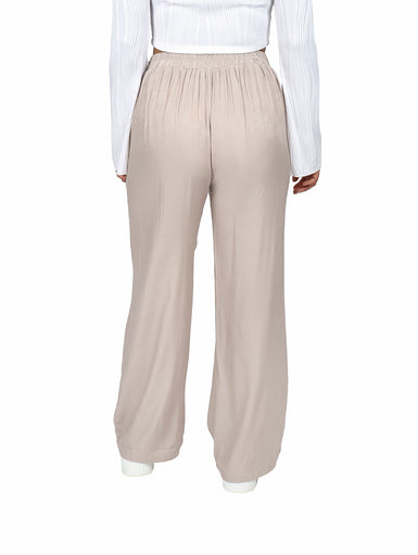 Pantalón ancho color beige para mujer con lazo decorativo en la cintura y talle alto.