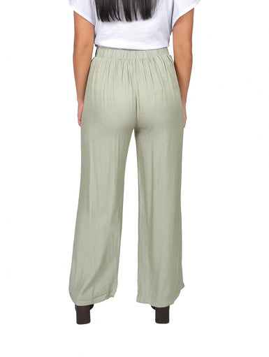 Mujer vistiendo pantalón color verde oliva de pierna ancha con cinturón ajustable en la cintura.