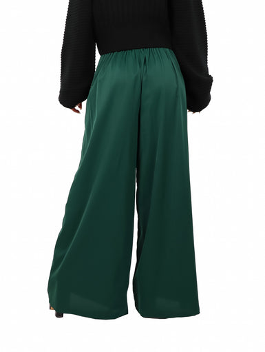 Pantalón fluido de color verde botella con corte campana y talle alto.