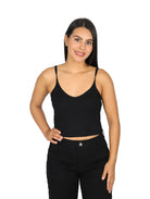 Mujer vistiendo una blusa negra corta de tirantes con cuello en V y textura acanalada.