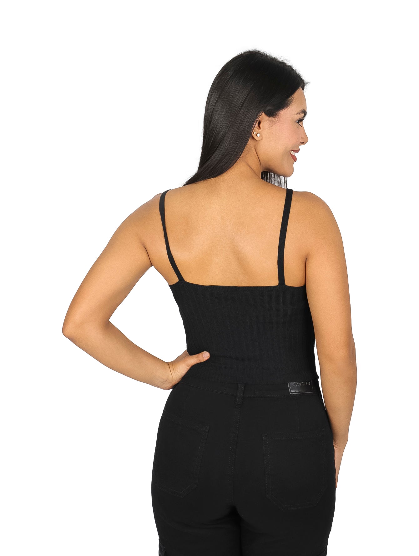 Mujer vistiendo una blusa negra corta de tirantes con cuello en V y textura acanalada.