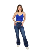Blusa corta color azul royal con tirantes delgados y textura acanalada.