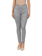Pantalón ajustado con estampado de cuadros en blanco y negro, estilo casual.