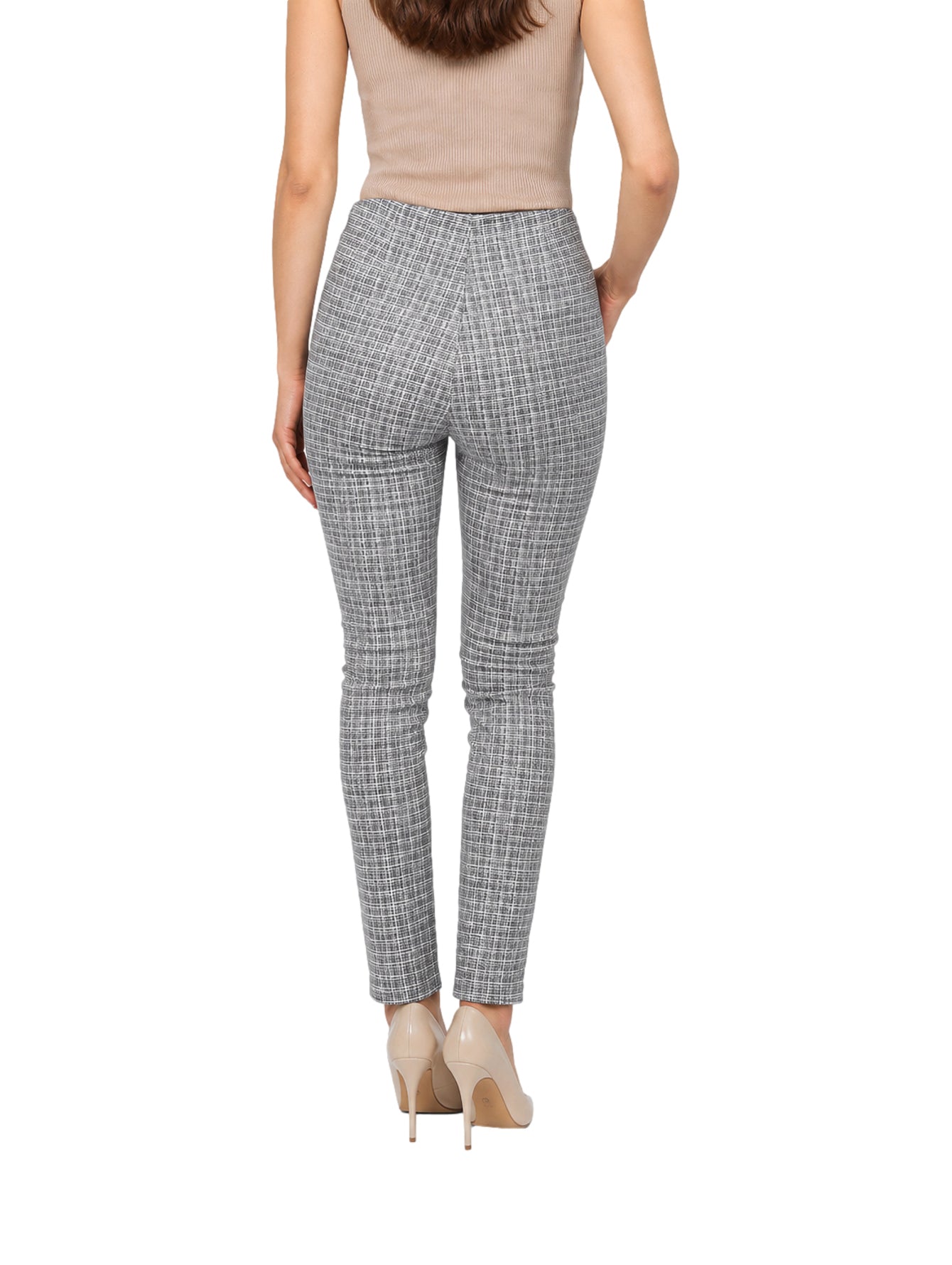 Pantalón ajustado con estampado de cuadros en blanco y negro, estilo casual.