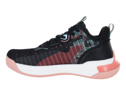 Tenis de baloncesto ATOK Performance en color negro con detalles en rosa y turquesa y diseño gráfico lateral.