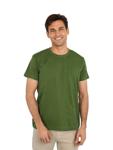 Hombre vistiendo una camiseta básica de color oliva con cuello redondo y manga corta.