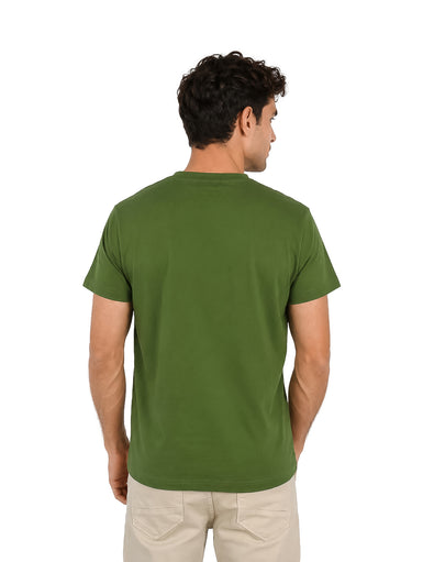 Hombre vistiendo una camiseta básica de color oliva con cuello redondo y manga corta.