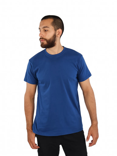 Hombre vistiendo una camiseta básica de color azul navy con cuello redondo y manga corta.