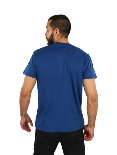 Hombre vistiendo una camiseta básica de color azul navy con cuello redondo y manga corta.