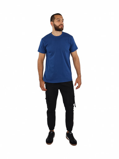 Hombre vistiendo una camiseta básica de color azul navy con cuello redondo y manga corta.