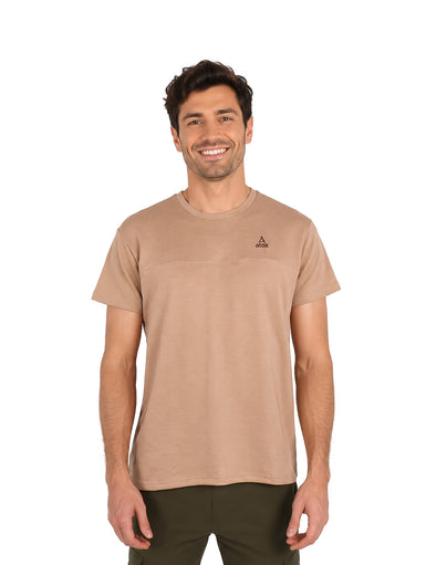 Hombre vistiendo una camiseta básica de color beige con cuello redondo y manga corta.