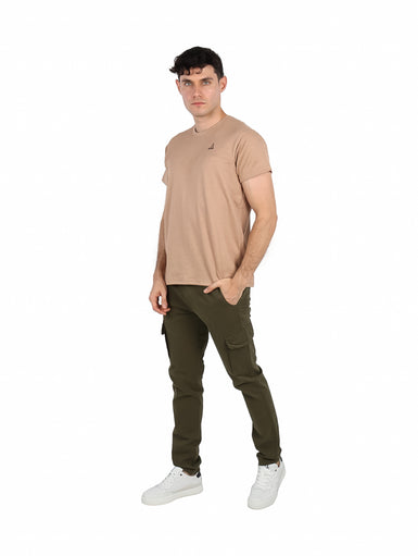 Hombre vistiendo una camiseta básica de color beige con cuello redondo y manga corta.