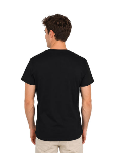 Hombre vistiendo una camiseta básica de manga corta color negro con un pequeño logo blanco en el pecho.