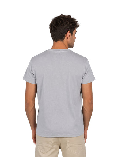 Hombre vistiendo una camiseta básica de color gris con textura y cuello redondo de la marca ATOK.
