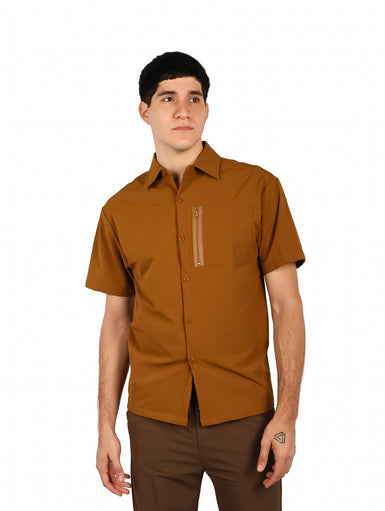 Hombre vistiendo camisa casual color café de manga corta con un bolsillo superior con cierre zipper.