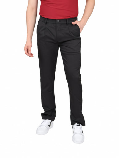Hombre vistiendo un pantalón chino básico de color negro con calzado blanco.