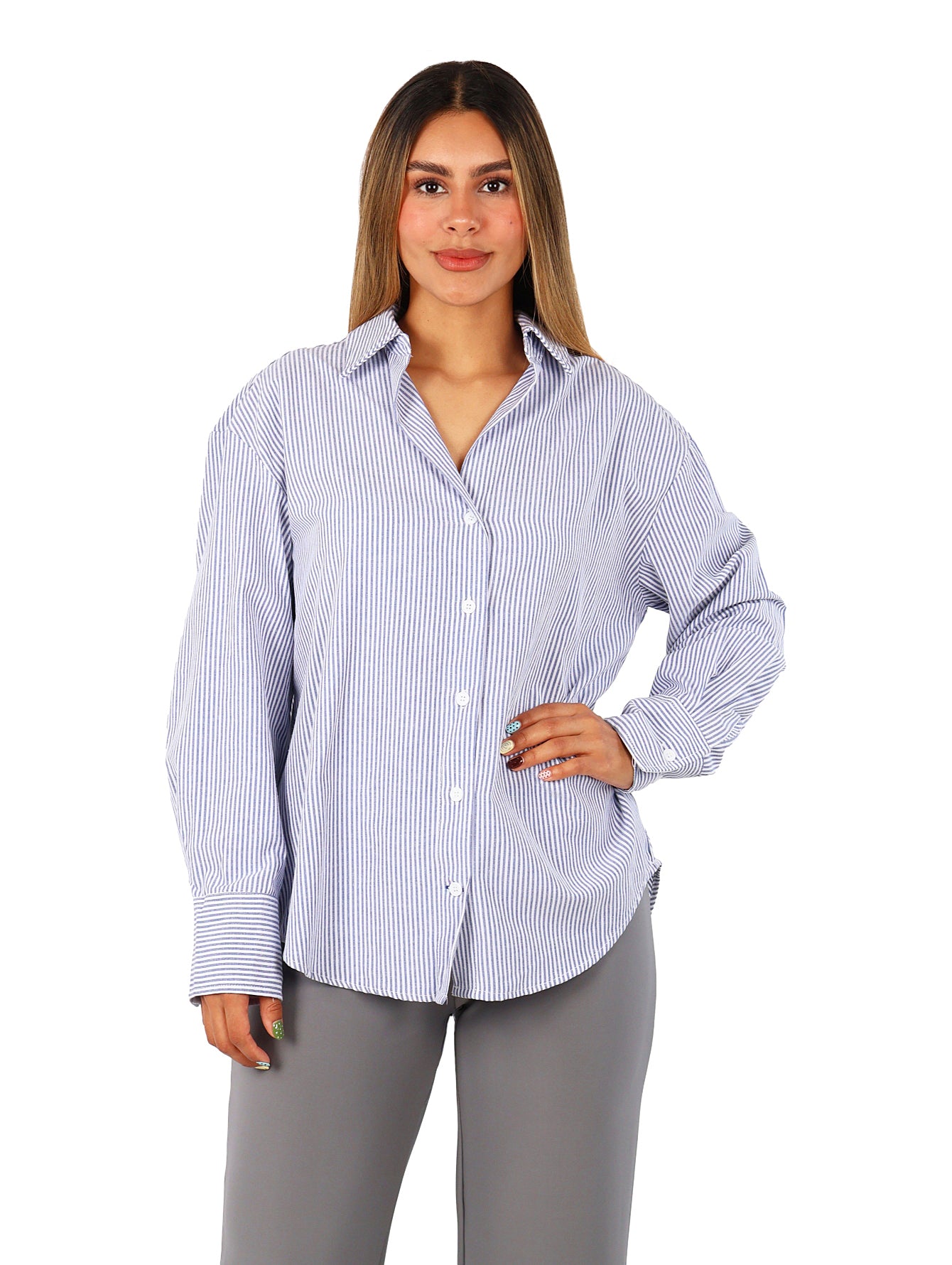 Mujer vistiendo camisa de maternidad azul oscuro con rayas blancas, manga larga y botones frontales.