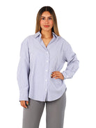 Mujer vistiendo camisa de maternidad azul oscuro con rayas blancas, manga larga y botones frontales.
