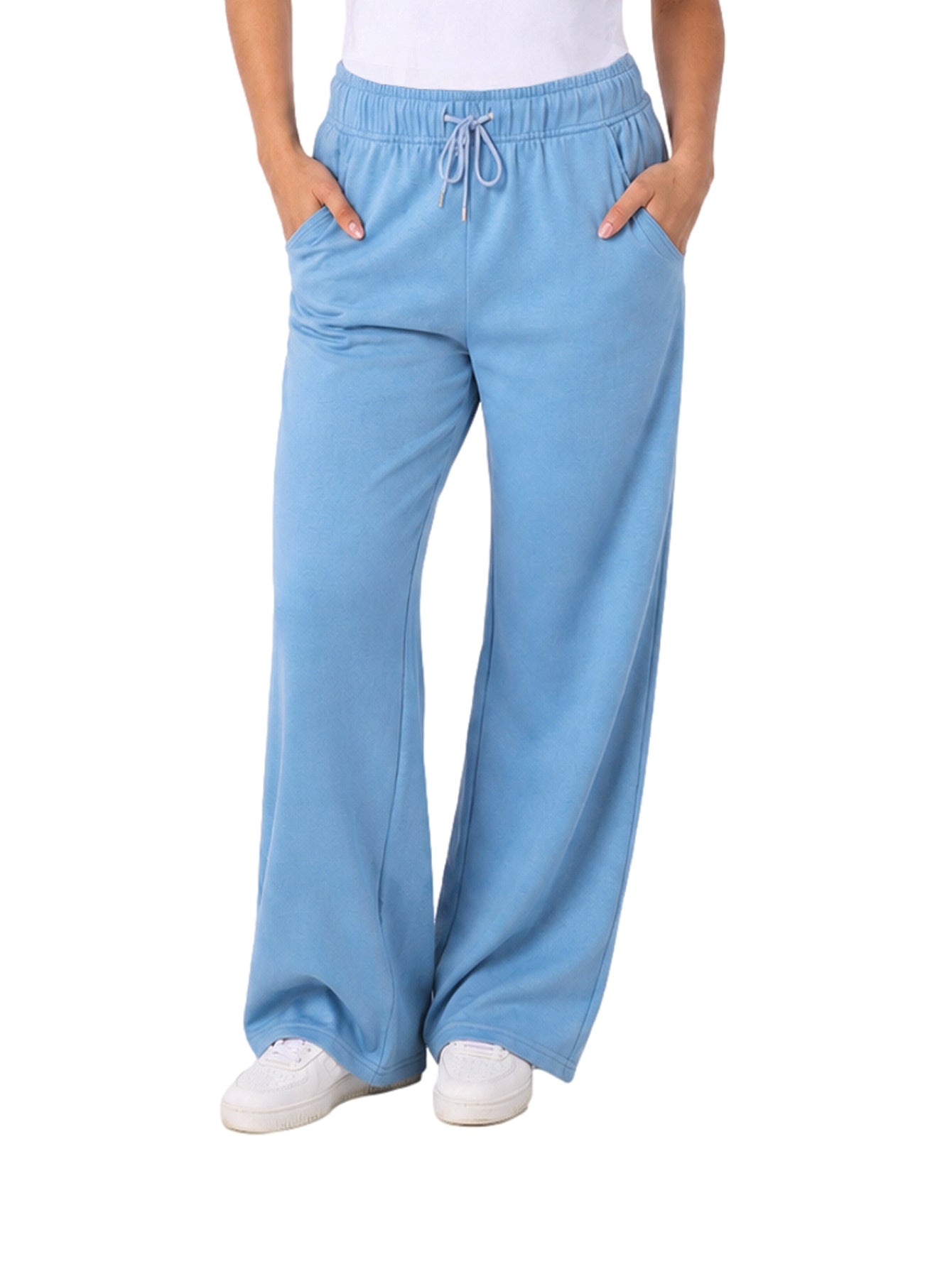 Pantalón casual de color azul claro con pierna ancha y jareta en la cintura.