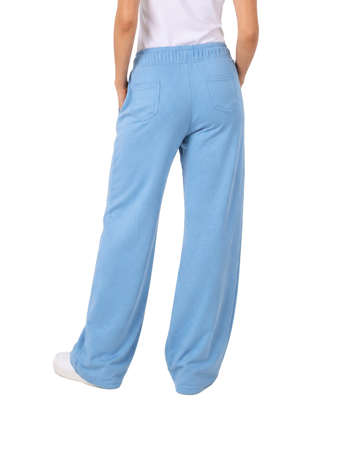 Pantalón casual de color azul claro con pierna ancha y jareta en la cintura.