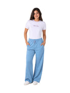 Pantalón casual de color azul claro con pierna ancha y jareta en la cintura.