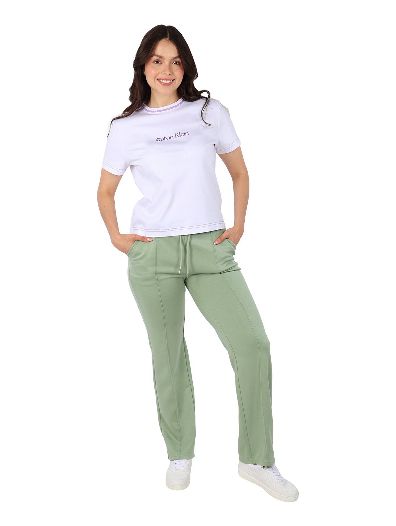 Pantalón color verde claro con cintura elástica y jareta, de corte recto.